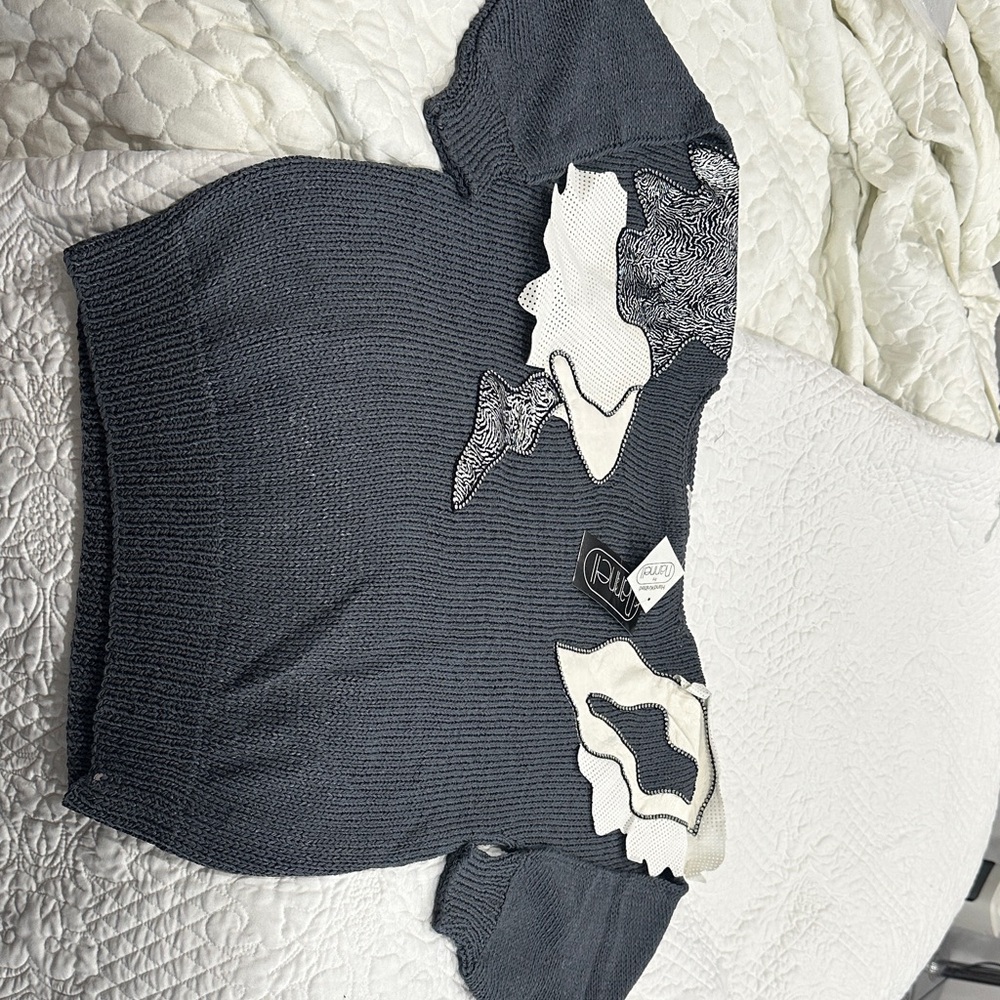 Short-Sleeve Crewneck Sweater with White Appliqué - Dark Gray
